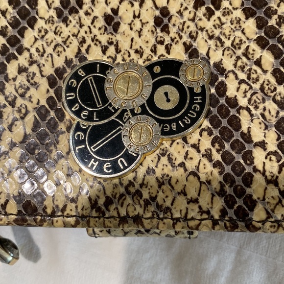 Beautiful leather Henri Bendel wallet - Picture 2 of 6